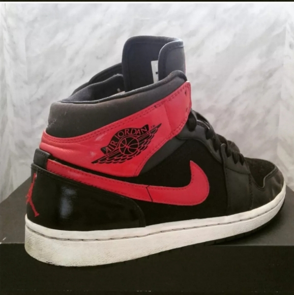 Nike Air Jordan 1 Mid 'Gym Red' Men's Sneaker Size 9 Black Red Bred 554724-024 - Picture 3 of 6